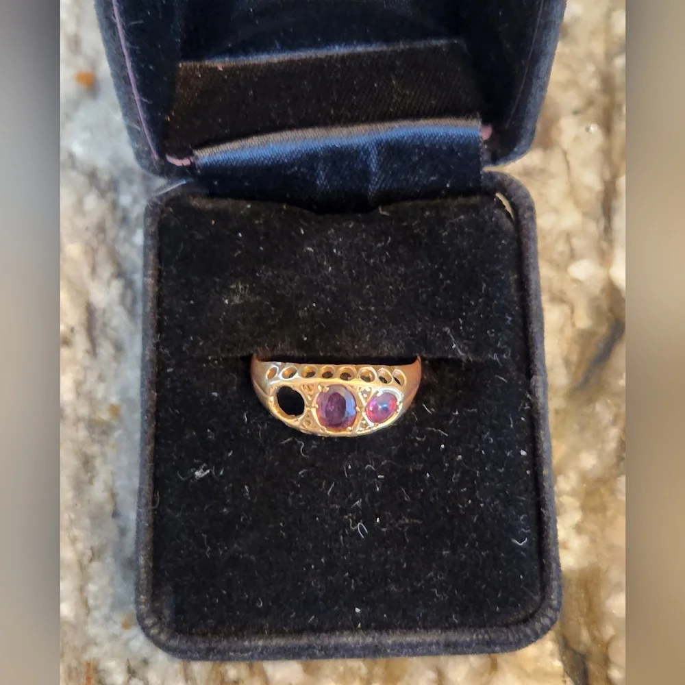 Elegant Gold and Purple Gemstone 18k Ring (Missing A Stone)